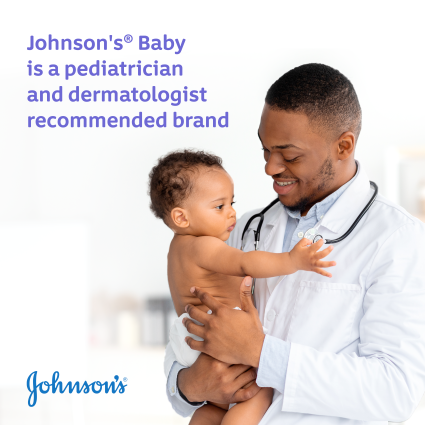 Pediatra sosteniendo a un bebé con el texto "Johnson's Baby es una marca recomendada por pediatras y dermatólogos".