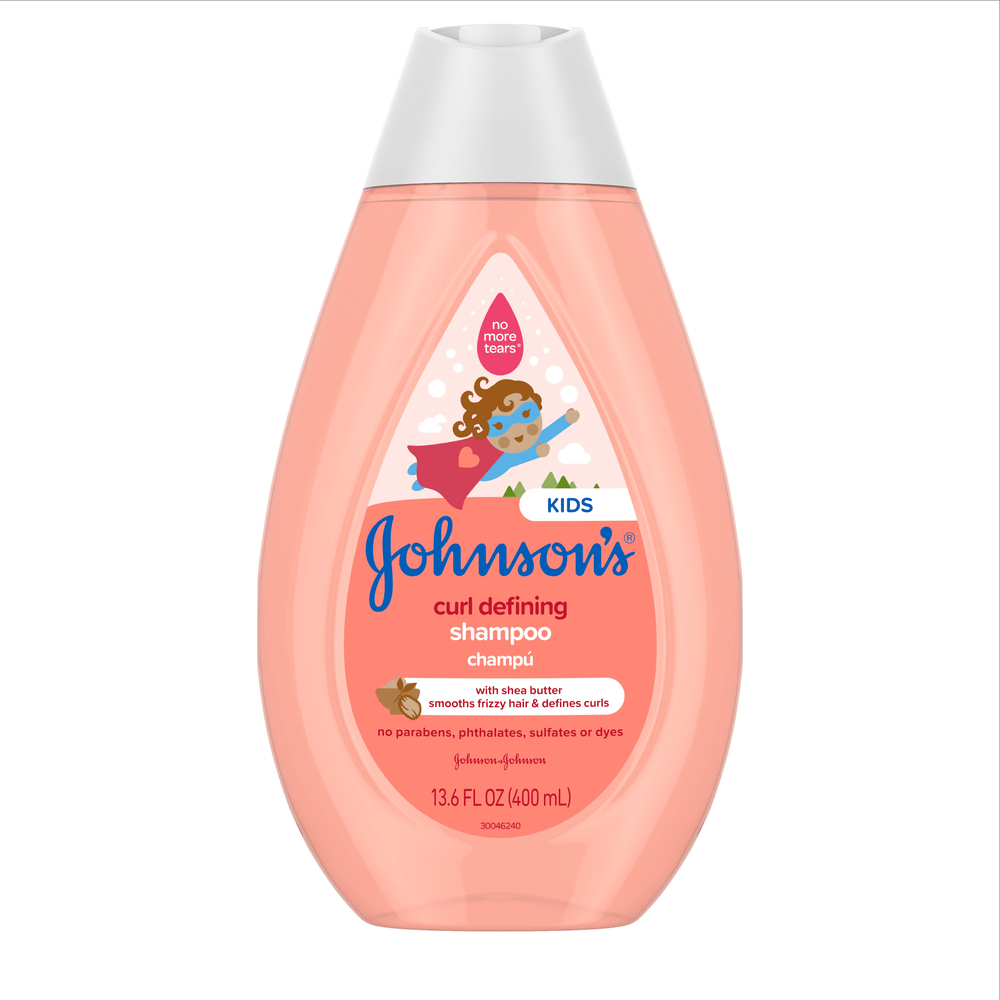 Frasco de champú para niños Johnson's Kids con manteca de karité, para suavizar el cabello encrespado y definir los rizos. El frasco rosa tiene una etiqueta azul y blanca, con una niña de dibujos animados con cabello rizado y un logotipo de "No More Tears". 13.6 FL OZ (400 ml)