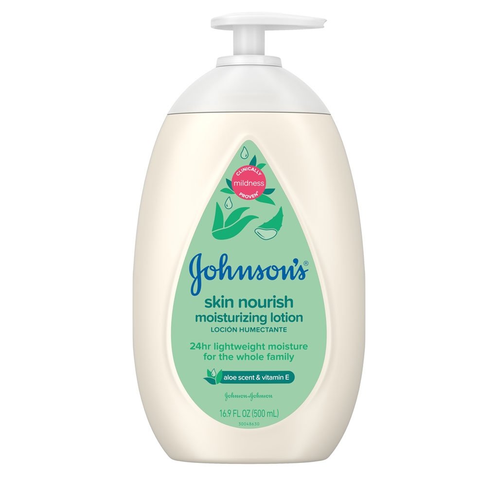 Un envase blanco de loción humectante Skin Nourish de Johnson's con dosificador, con una etiqueta verde que indica "24 horas de humectación ligera para toda la familia", "aroma de aloe y vitamina E", "16.9 FL OZ (500 mL)".