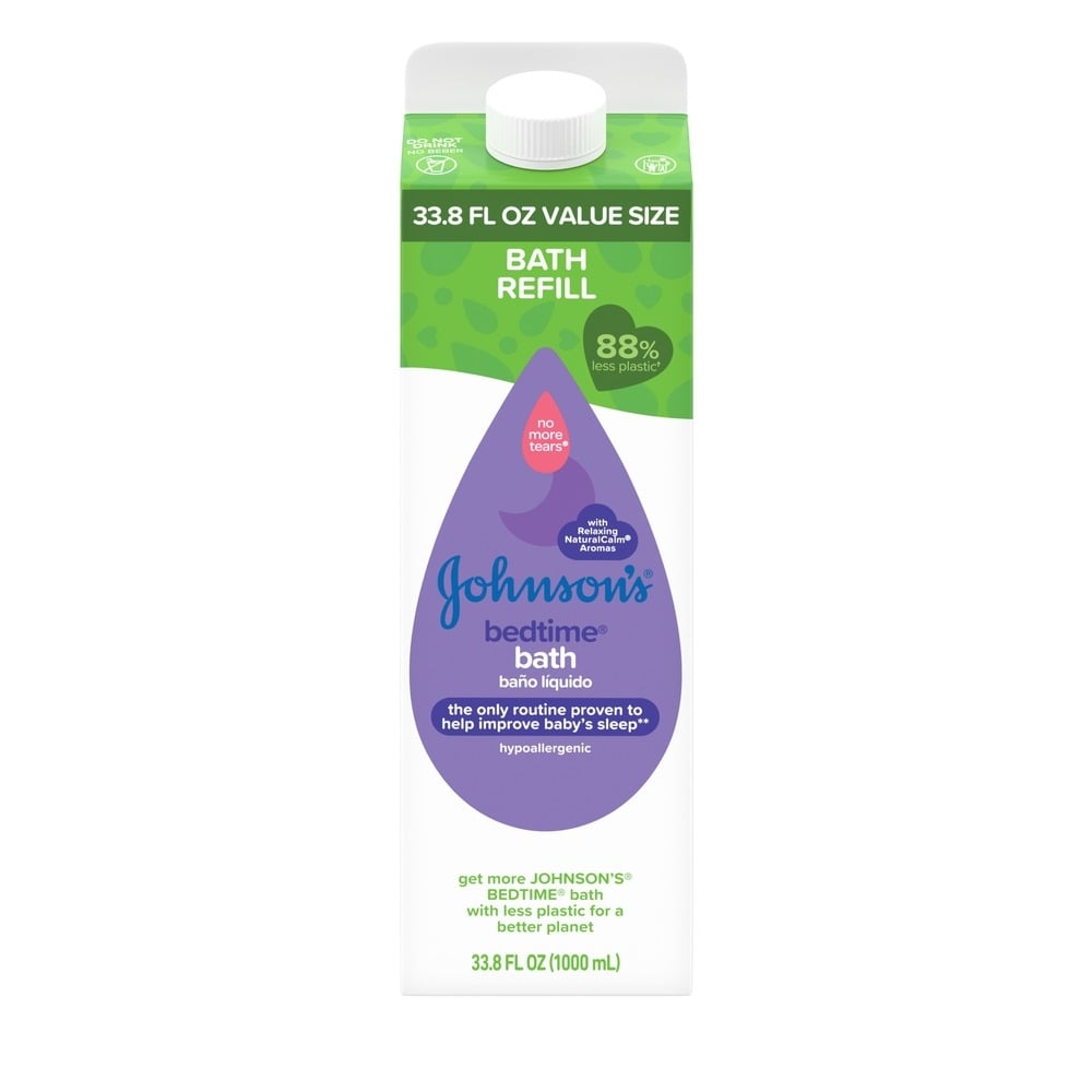 Una caja de cartón rectangular de 33.8 FL OZ etiquetada como "Johnson's Bedtime Bath Refill" con un diseño verde y blanco, con "No More Tears" y afirmaciones de mejorar el sueño del bebé y propiedades hipoalergénicas.