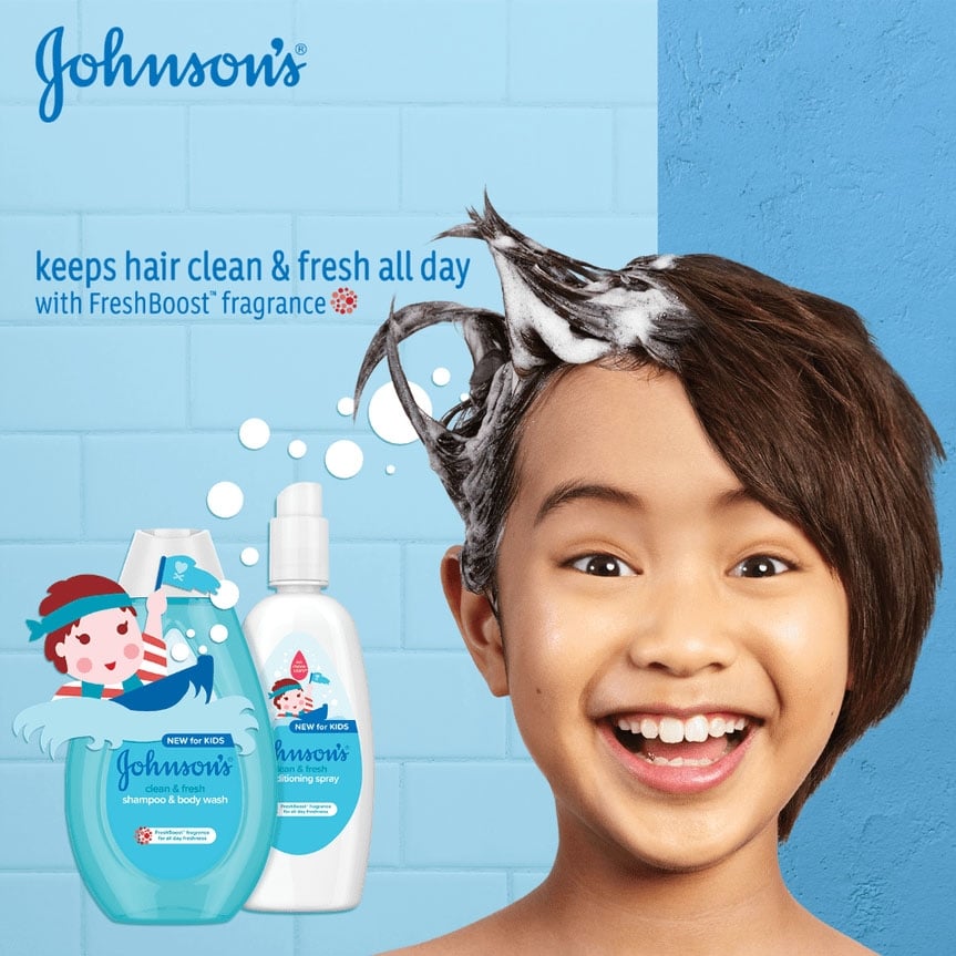 Frascos de champú y jabón líquido para el cuerpo Johnson's Clean & Fresh y acondicionador Johnson's Clean & Fresh con un niño sonriendo, que indican que mantienen el cabello limpio y fresco todo el día con la fragancia FreshBoost.