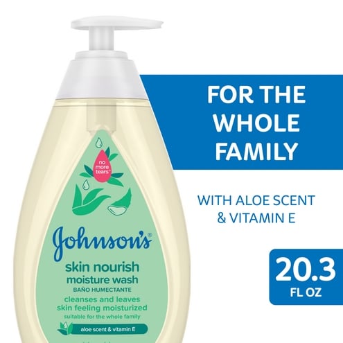 Un envase jabón líquido humectante Johnson's Skin Nourish con dosificador, etiquetado como "PARA TODA LA FAMILIA", junto al texto "Con aroma a aloe y vitamina E", y "20.3 FL OZ" sobre un fondo azul.