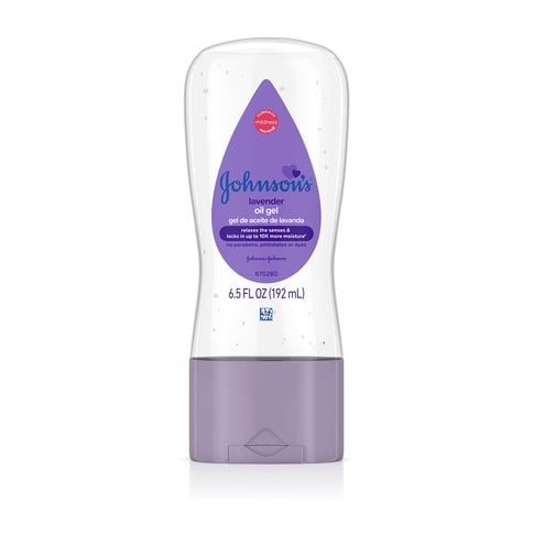 Un pomo de aceite en gel para bebé Johnson's Baby de lavanda con manzanilla se encuentra en posición vertical sobre un fondo blanco. Texto en la etiqueta: "Clinically Proven Mildness", "Johnson's Baby Oil Gel", "with chamomile" y "6.5 FL OZ (192 mL)".