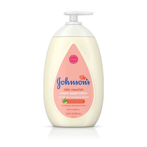 Envase blanco de loción de manzana dulce Johnson's Skin Nourish con dispensador sobre un fondo liso. El texto incluye "hypoallergenic, no parabens, phthalates or dyes (hipoalergénico, sin parabenos, ftalatos ni colorantes) y el frasco contiene 16,9 FL OZ (500 ml).