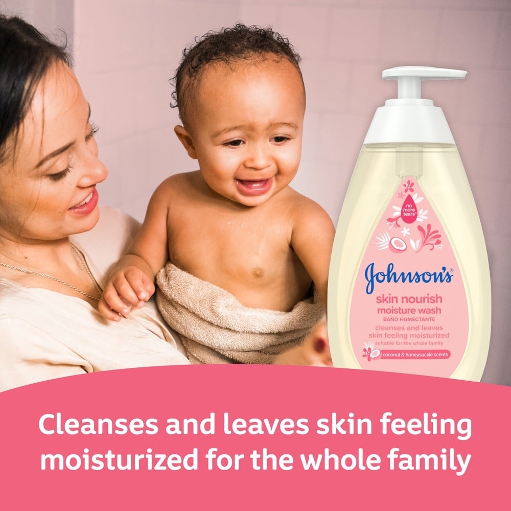 Una madre sostiene a un bebé sonriente envuelto en una toalla en un baño; cerca hay una botella de jabón líquido humectante Johnson's Skin Nourish". El texto dice: "Limpia y deja la piel hidratada para toda la familia".