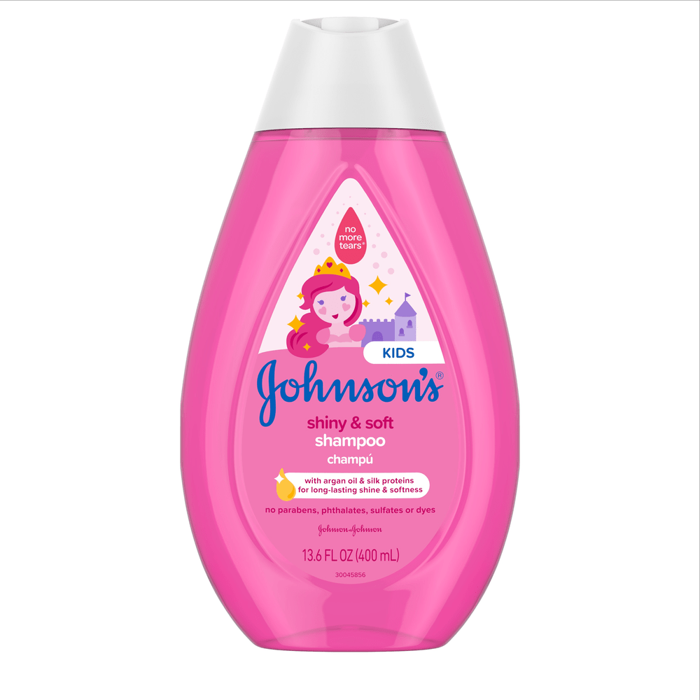 Frasco de champú para niños Johnson's Kids Shiny & Soft, 13.6 FL OZ (400 mL), envase rosa con una princesa de dibujos animados y un castillo. Contiene aceite de argán y proteínas de seda para un brillo y una suavidad duraderos. Sin parabenos, ftalatos, sulfatos ni colorantes.