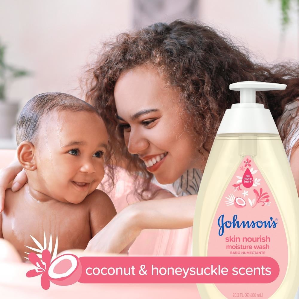 Un bebé sonríe en una bañera mientras una mujer le devuelve la sonrisa, con un frasco de jabón líquido humectante Johnson's Skin Nourish (aroma de coco y madreselva) en primer plano. Texto: "No More Tears®".