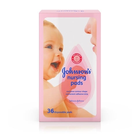 Un paquete rosa de toallitas húmedas para bebé de Johnson's, con un bebé sonriente frente a la cara de un adulto. El texto en el paquete dice: "Toallitas húmedas para bebés Johnson's, cuidado delicado, puro y suave, 25 toallitas, tela extra suave".