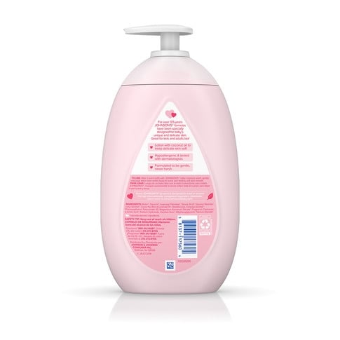 Un envase rosa con dosificador contiene "Aveeno Baby Daily Moisture Lotion". Cuenta con etiquetas protectoras de color rosa con detalles del producto, incluido "Sin fragancia", y está diseñado para el cuidado de la piel de los bebés.