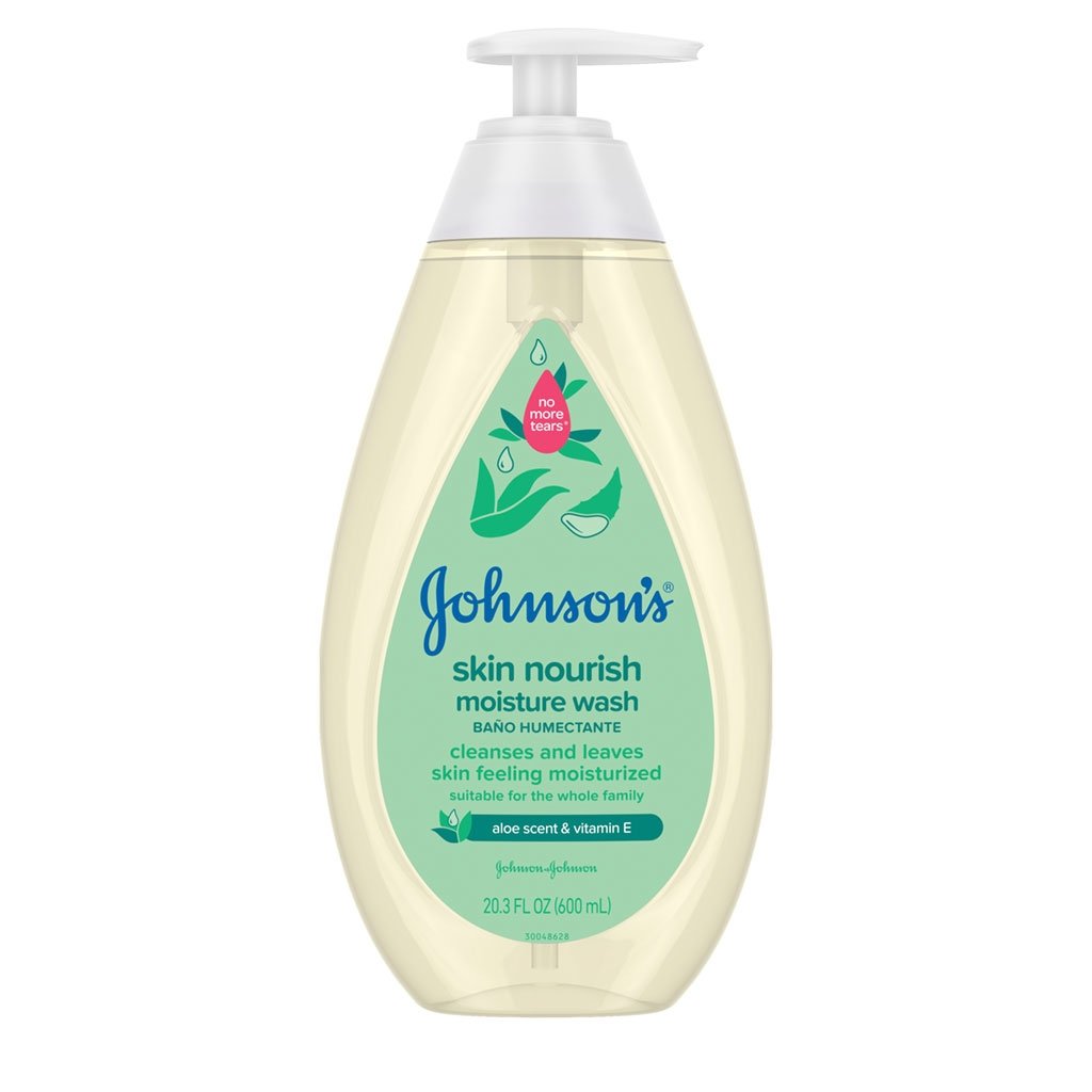 Un envase de plástico transparente etiquetada como "jabón líquido humectante Johnson's Skin Nourish", con un gráfico de flores rosas y un dosificador sobre un fondo blanco. El texto de la etiqueta destaca los ingredientes de la manteca de karité y de cacao.