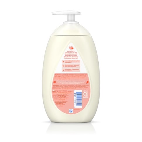 Un envase blanco con dosificador de Aveeno Baby Daily Moisture Lotion. El envase cuenta con una etiqueta rosa con información sobre el producto y se coloca sobre un fondo blanco liso.