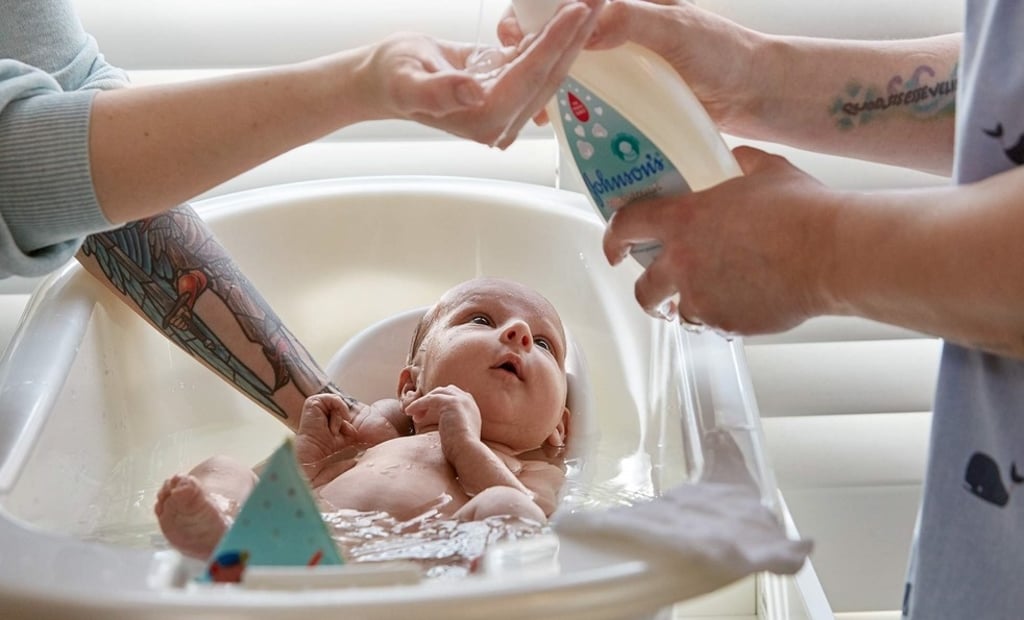 Baña a tu recién nacido con jabón líquido y campú para recién nacido Johnson's® CottonTouch™