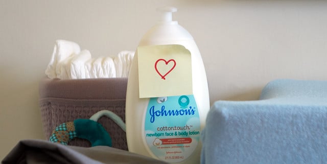 Loción para recién nacido Johnson's® CottonTouch™ con pegatina de corazón