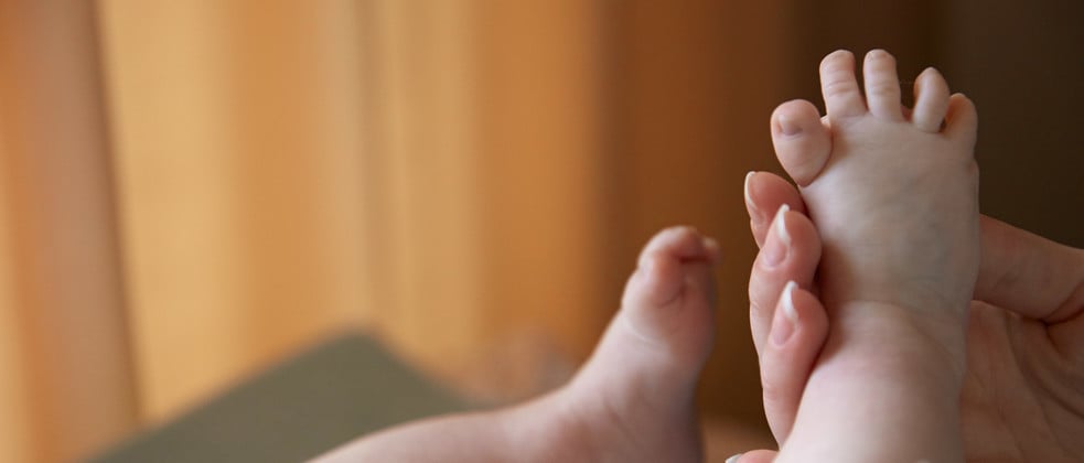 Masaje en los pies para el recién nacido