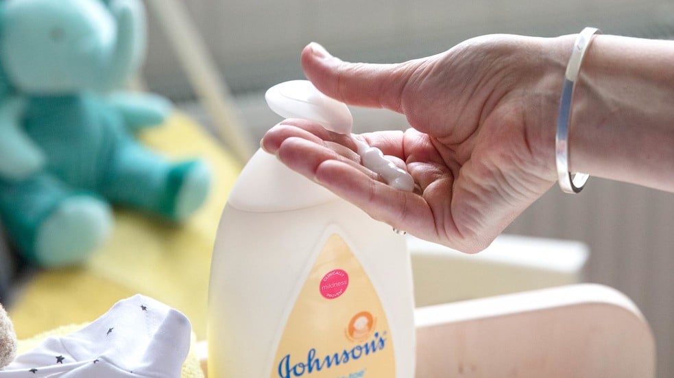 Usar producto Johnson's para el cuidado de la piel del bebé